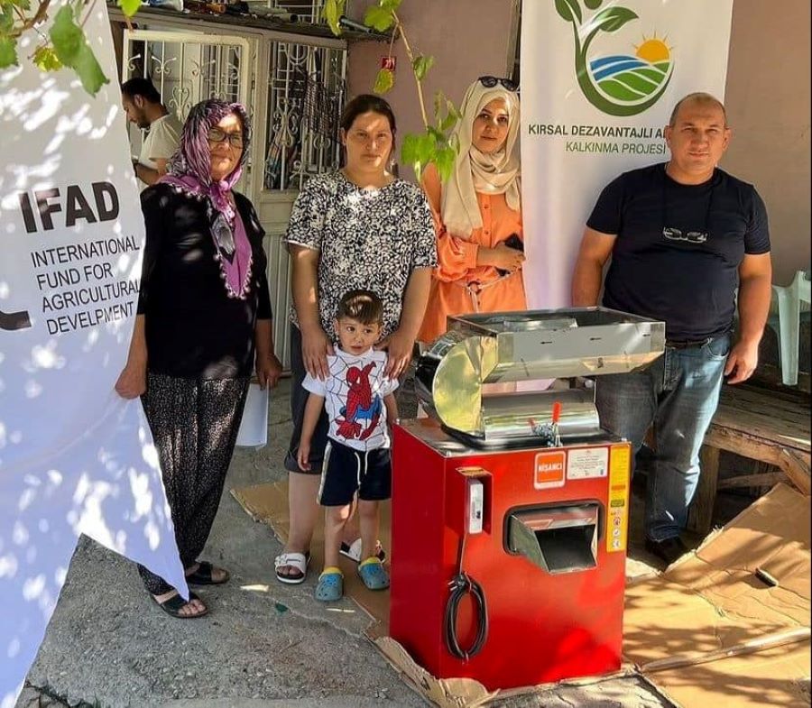 Salça makinaları ailelerin yüzünü güldürdü