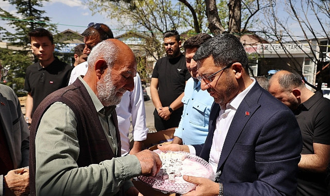 Cuma namazını Lale Sanayi Sitesi’nde bulunan Lale Camii’nde kılan Belediye Başkanı Rasim Arı, sanayi esnafı ile bir araya geldi