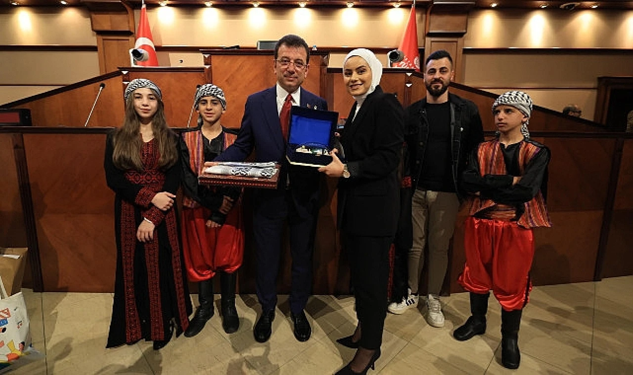 İBB Başkanı Ekrem İmamoğlu, 15 farklı ülkeden &apos;Uluslararası 23 Nisan Çocuk Festivali’ için İstanbul’a gelen çocukları, Saraçhane’deki tarihi Meclis Salonu’nda ağırladı