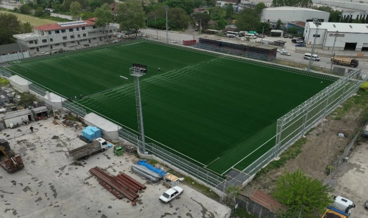 Kocaeli’de Yakup Altun Stadında sentetik çim serimi