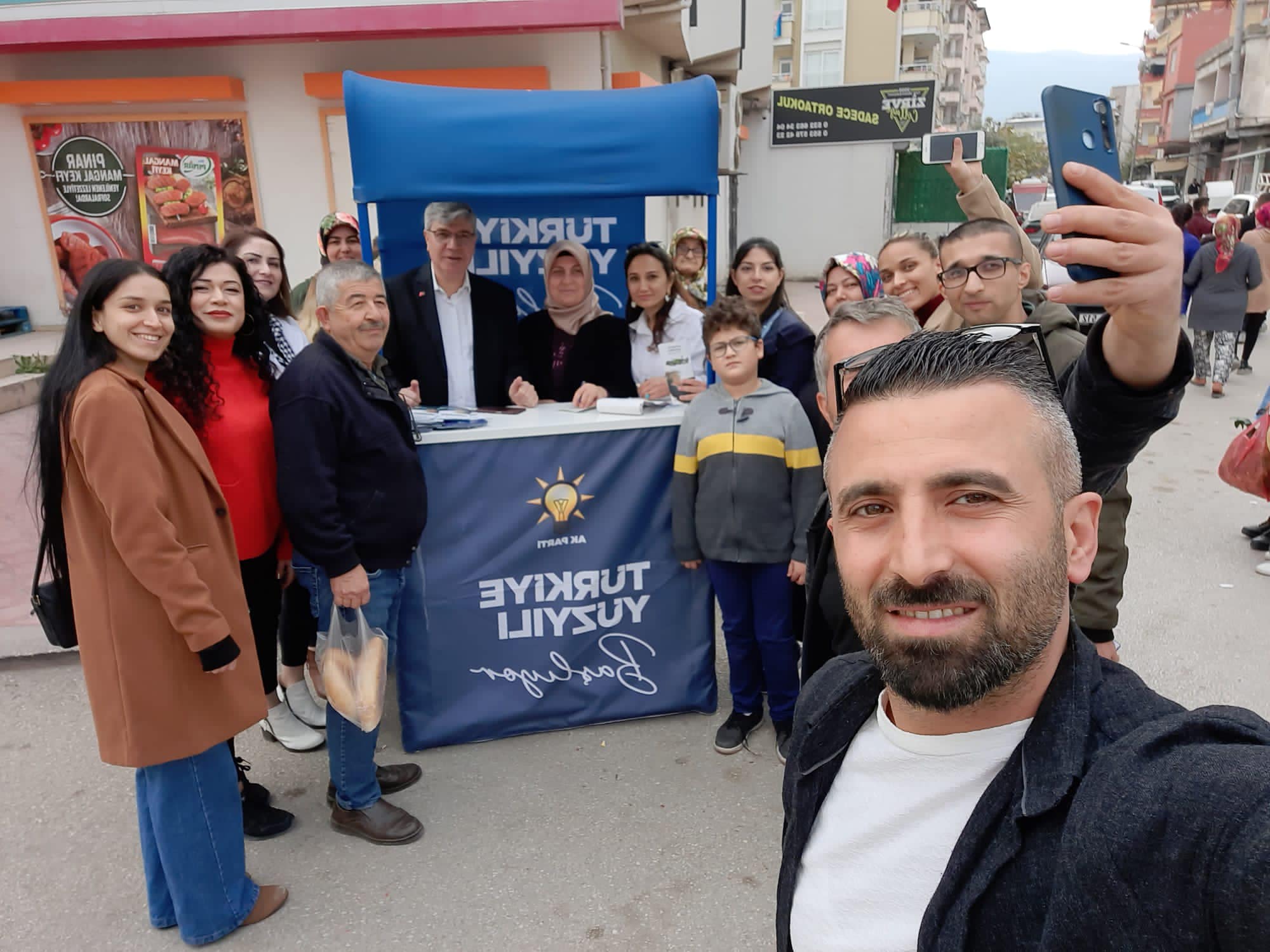 İl Başkanı Gülsoy üye kayıt çalışması yapılan standı ziyaret etti