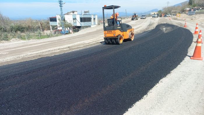 Düziçi ilçesinde hızlı tren yolu asfaltlama çalışması başladı