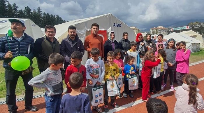 Düziçi ilçesinde depremzede çocuklara hediye dağıtıldı