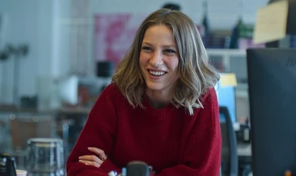 Netflix, Serenay Sarıkaya’ya Eşsiz Bir Kadronun Eşlik Ettiği Ece Yörenç İmzalı Kimler Geldi Kimler Geçti’nin Fragmanını Paylaştı