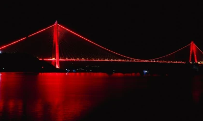 Hilalin kırmızı rengi geceyi aydınlattı