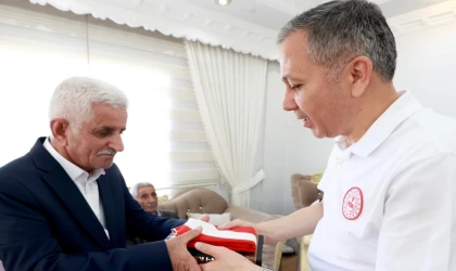 Bakan Yerlikaya Hakkari ziyaretinden paylaştığı fotoğraflarla şehitleri andı