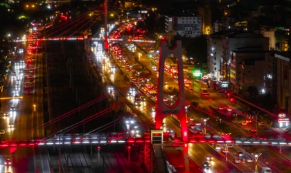 Kocaeli’de üst geçitler al bayrağın renkleriyle ışıldadı