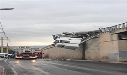 İzmir İtfaiyesi kaza sonrası viyadükte asılı kalan tır şoförünü kurtardı