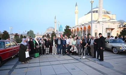 Konya Büyükşehir’den Huzurevi’ndeki Büyüklerimize Klasik Araçlar ve Açık Hava Sinemasıyla Nostaljik Sürpriz